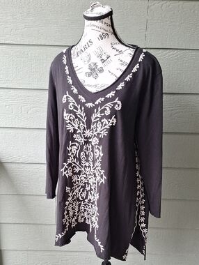 Caite Floral Embroidered ¾ Sleeve Split Hem V-neck Tunic Black & White Size XL